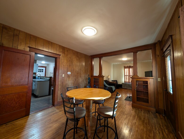 Building Photo - 492 Burgess St