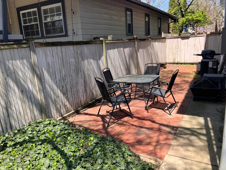 Backyard patio - 1241 Bruck St