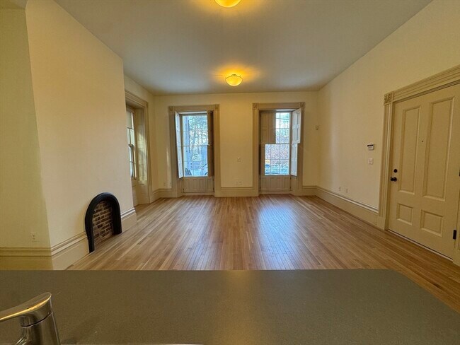 Building Photo - 10 Linwood St