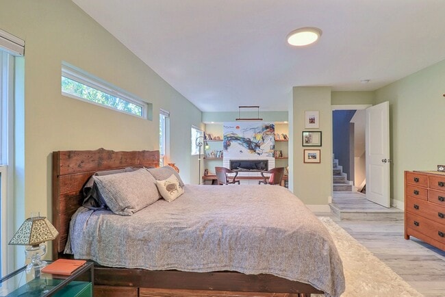 Building Photo - Stunning East Richmond Heights Home!