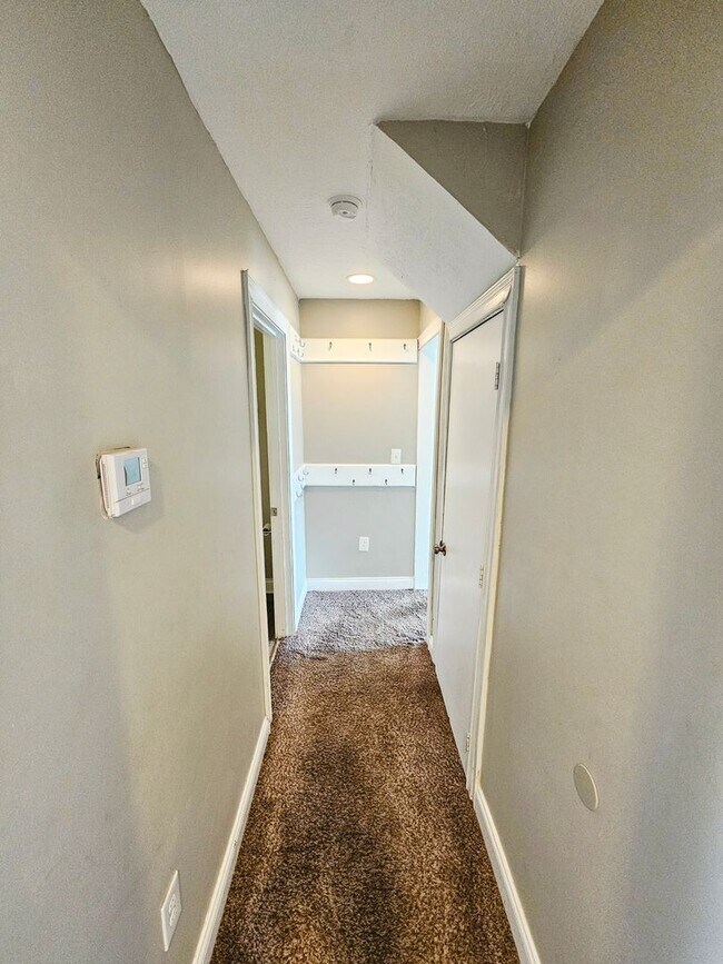 Building Photo - Available Now! 3 Bedroom Home with Central Air