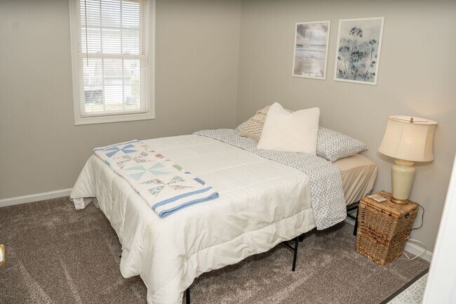 Building Photo - Charming 3 Bedroom, 1.5 Bath Townhome - EL...