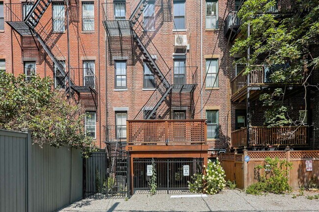 Building Photo - Rare Duplex with Tasteful Finishes, Privat...