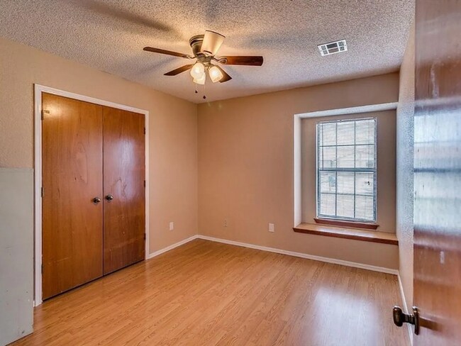 Building Photo - Charming 3-Bedroom Home — Spacious Corner Lot in Del City!