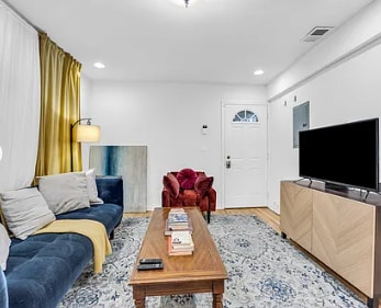 Building Photo - 2626 N Sawyer Ave