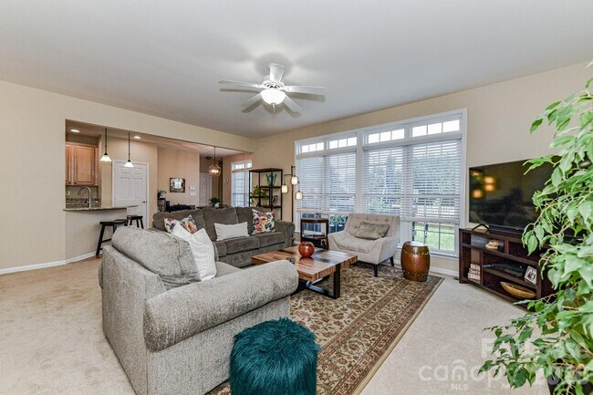 Building Photo - 10645 Castlehill Dr