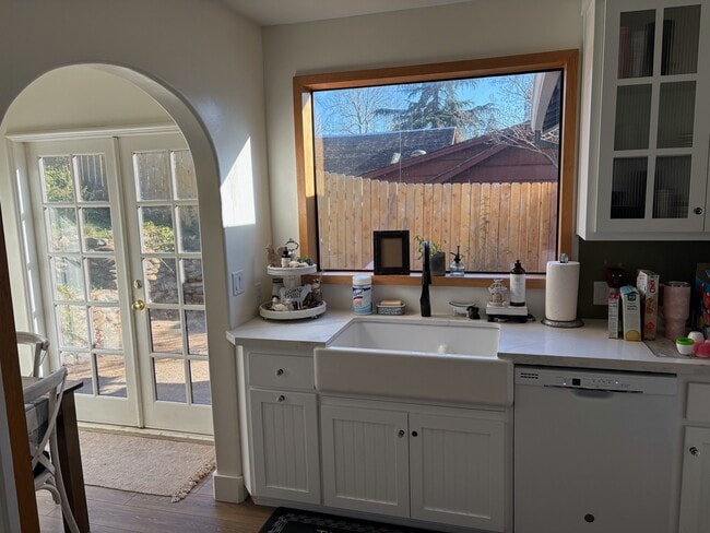 Building Photo - 200 Taylor St