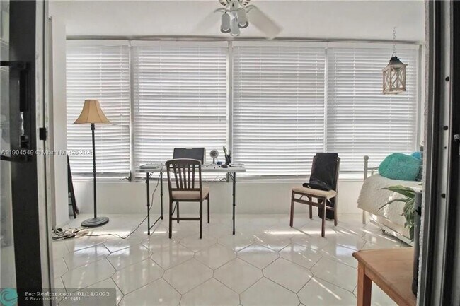 Building Photo - 4008 Berkshire A