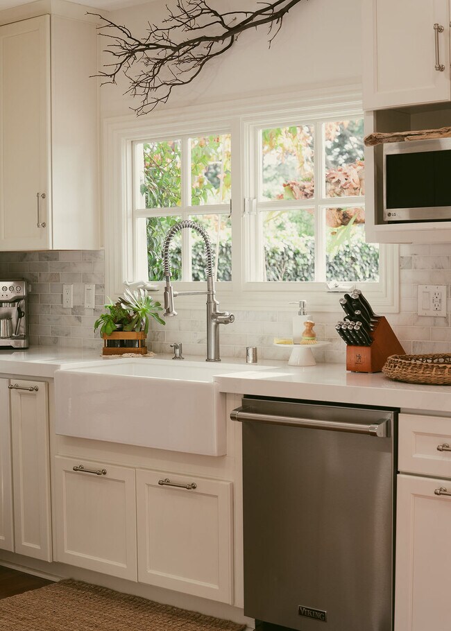 Building Photo - 1476 Crestline Dr