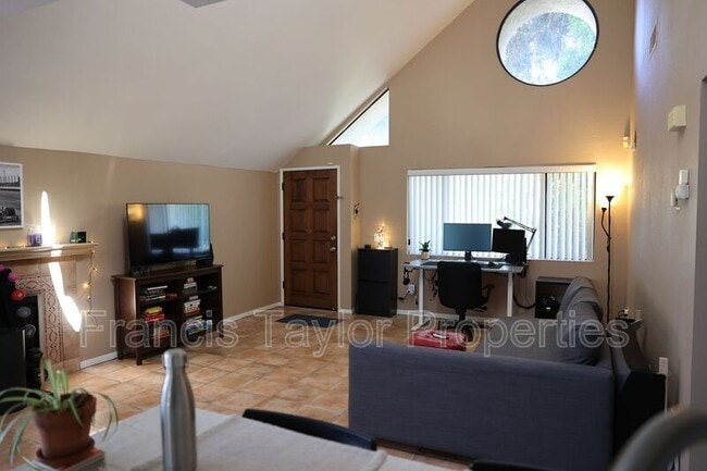 Building Photo - 325 N Melrose Dr