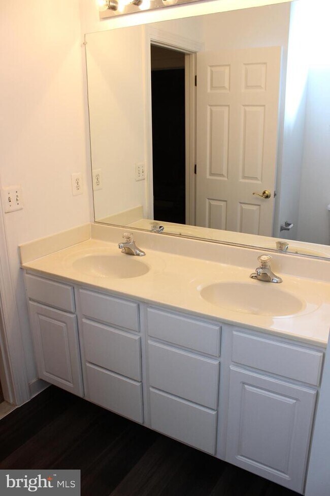 Building Photo - 8289 Glade Bank Dr