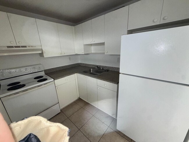 Building Photo - 1725 W 60th St