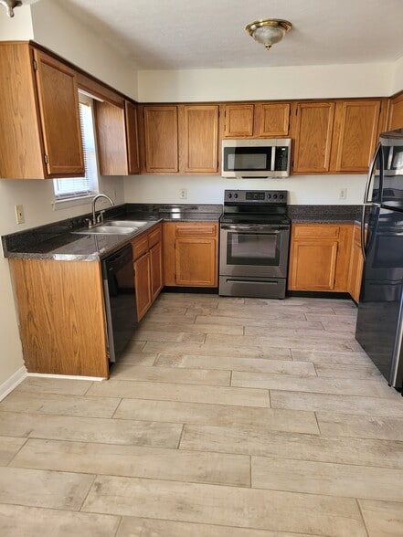 Building Photo - 255 Mayflower Ln N