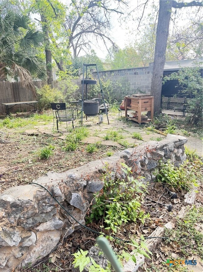 Building Photo - 365 S Sycamore Ave