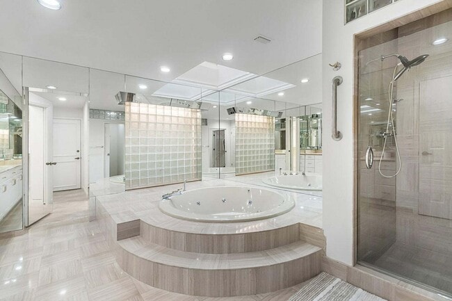 Building Photo - 6110 N Ocean Blvd