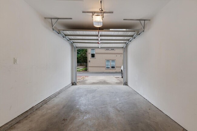 Building Photo - Germantown Modern Living!