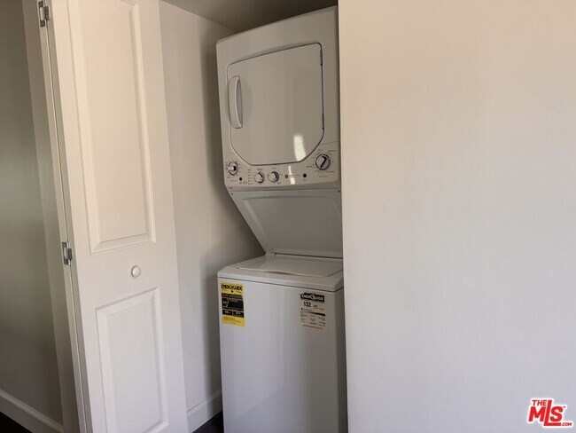 Building Photo - 1325 S Rimpau Blvd