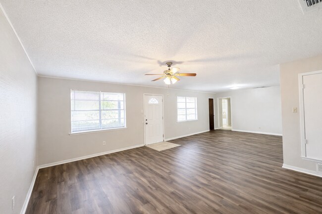 Building Photo - 407 Maple St