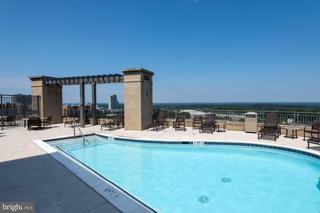 Building Photo - 8220 Crestwood Heights Dr
