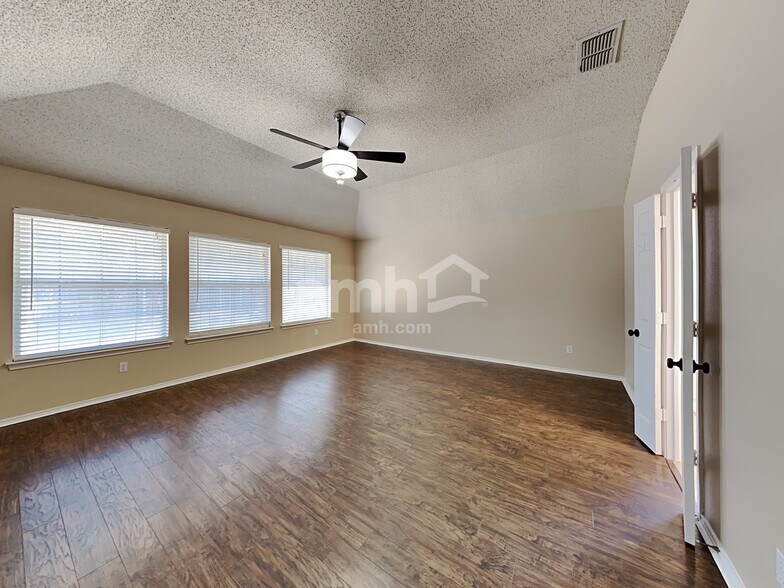 Building Photo - 3705 Staghorn Cir N