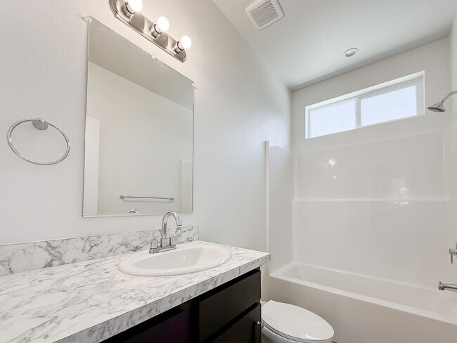 Building Photo - ~ AVAILABLE NOW ~ DUPLEX (LEFT)