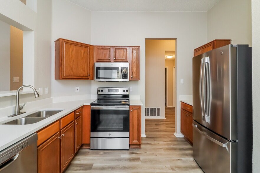 Building Photo - 709 Cumberland Dr