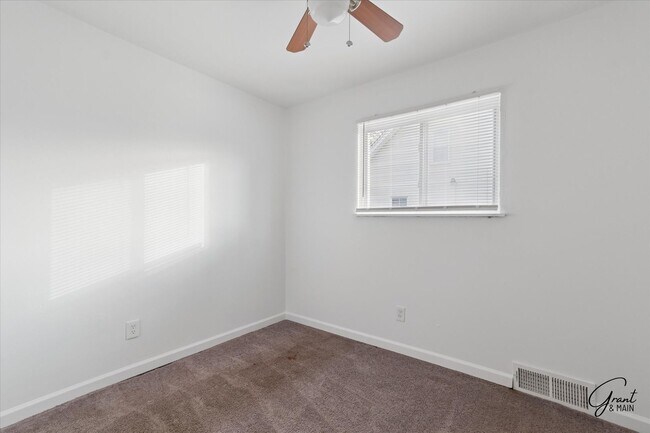 Building Photo - $1300 3 bedroom