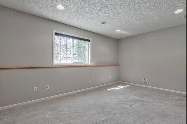 Building Photo - 15624 Lilac Dr