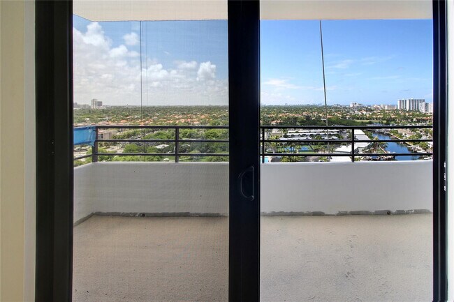 Building Photo - 2500 Parkview Dr