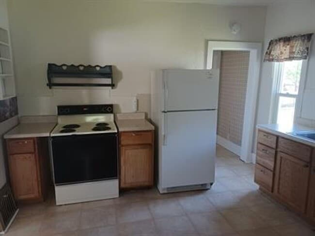 Building Photo - House Available for Rent