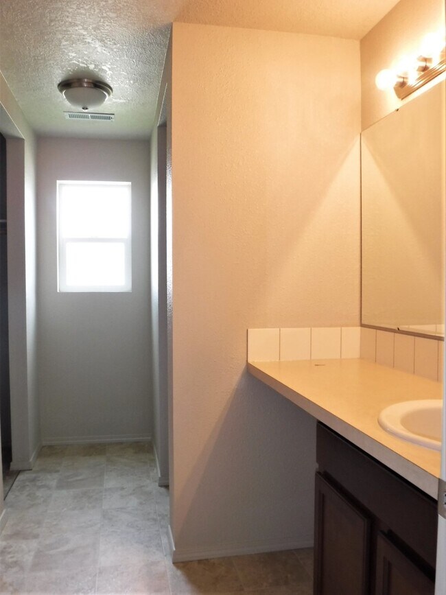 Building Photo - Beautiful new 3 bed 2 bath home in a quiet Star neighborhood.