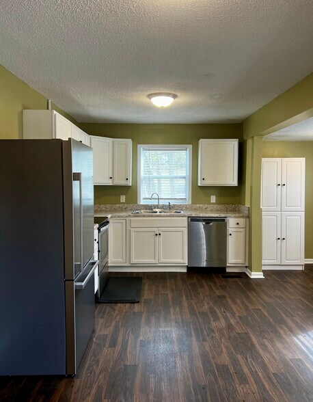 Building Photo - 712 Richmond Ave