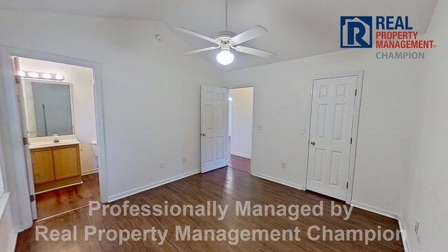 Building Photo - 3 BD/2BA Home with Sunny Floorplan and Eat-in Kitchen