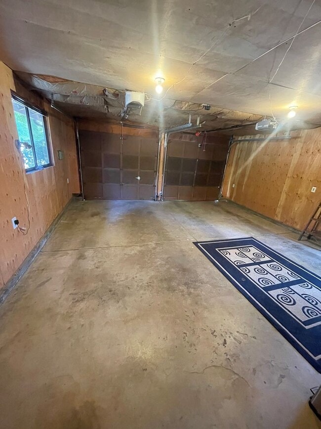 Building Photo - 3 Bedroom Home on Large Corner Lot!