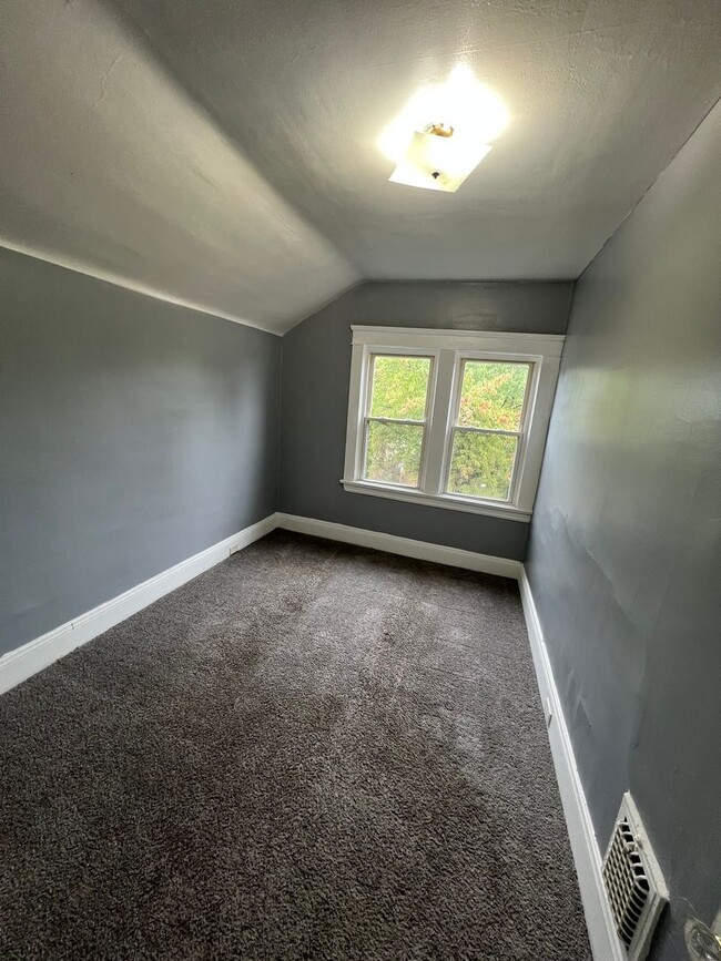 Building Photo - 4 Bedroom Single Family in Cleveland ,Ohio