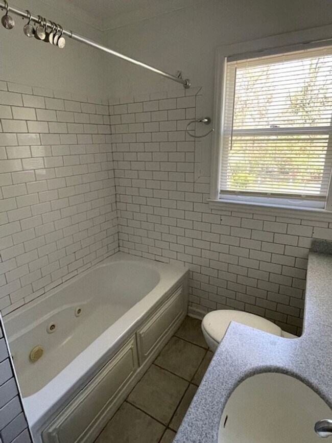 Building Photo - Perfect Home In Center of Winston-Salem!