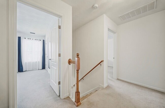 Building Photo - LARGE 4 BEDROOM HOME NEAR MILITARY BASE AND BAY