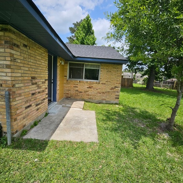 Building Photo - 826 Sherron Ave