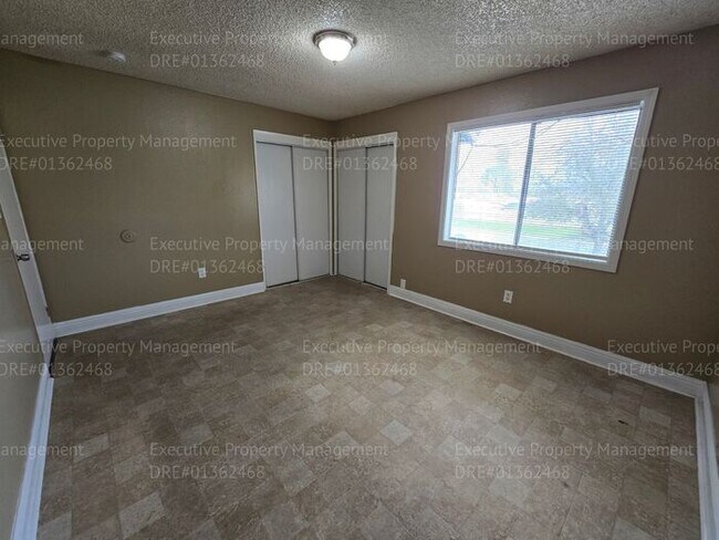 Building Photo - 2 bedroom 1.5 bathroom townhouse