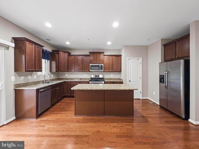 Building Photo - 7425 Willow View Ln