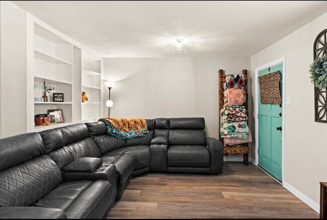 Building Photo - AVAILABLE BEGGINING OF JUNE ; APPLY ON OUR WEBSITE TODAY!!!