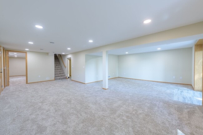 Building Photo - Must see home in mendota heights, huge lot...