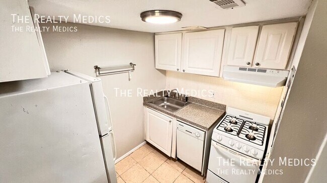 Building Photo - 126 Blue Pointe Way