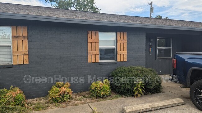 Building Photo - 421 SE A St