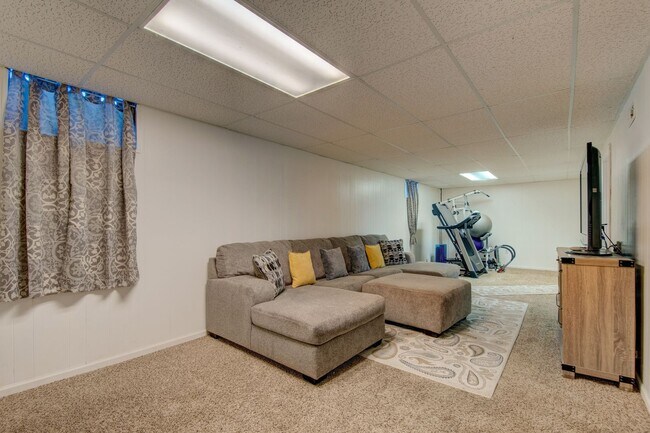 Building Photo - 5553 Crystal Way