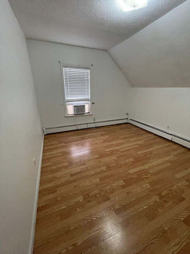 Building Photo - Bright, Spacious Single Family in Central Lowell, 4/5 Bedrooms, Off-street parking