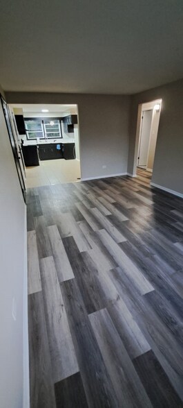 Building Photo - 1379 River Dr