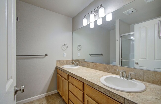 Building Photo - Charming 3 bd 2.5 ba Townhouse - Available Now!