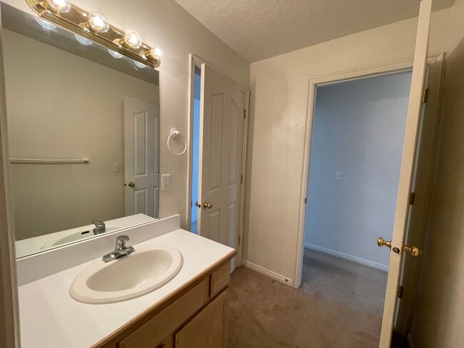 Building Photo - Great 2 bed 1 bath condo located in Countr...