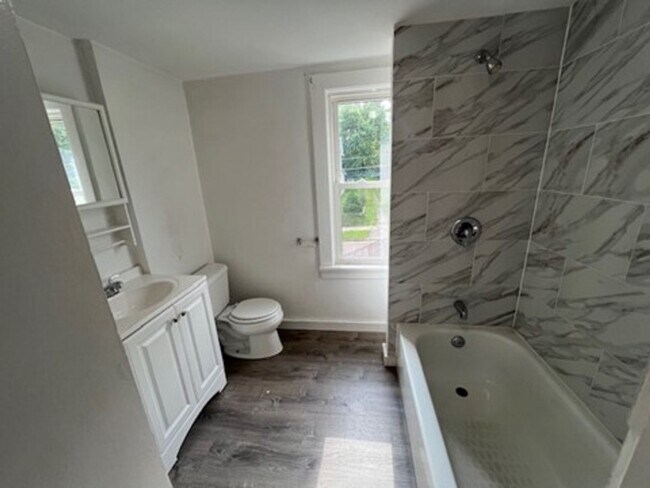 Building Photo - Charming 3 bedroom house